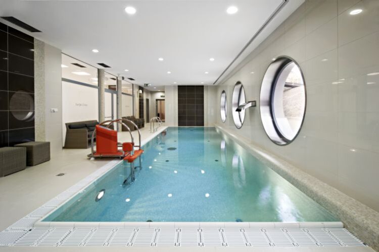 Vnitřní bazén s&nbsp;vodním prvkem